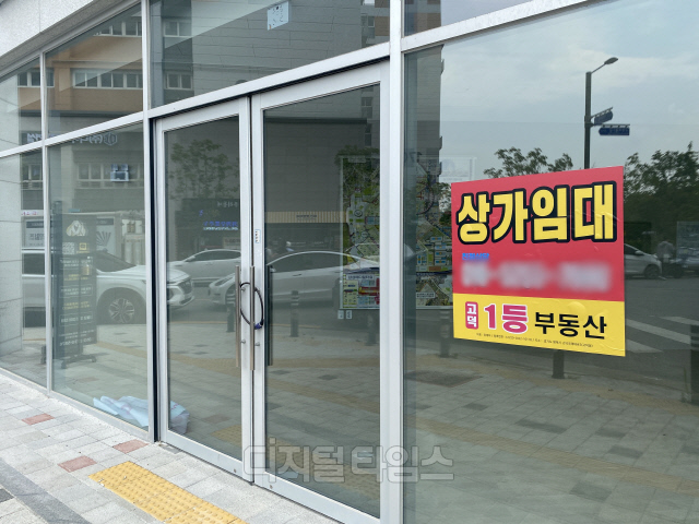 지난 15일 경기도 평택시 삼성전자 평택캠퍼스 일대 한 건물 상가에 임대를 한다는 광고문구가 붙어있다. 인근 상인들의 증언에 따르면 음식점 매출은 반년 새 20% 이상 급감했고 원룸 월세 가격도 절반으로 뚝 떨어졌다.